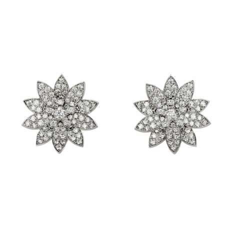 Boucles d`oreilles Lotus, or blanc avec diamants, en forme de fleurs de lotus en fleurs. - photo 1