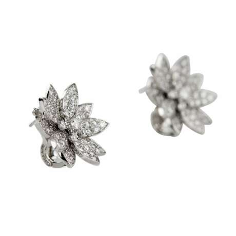 Boucles d`oreilles Lotus, or blanc avec diamants, en forme de fleurs de lotus en fleurs. - photo 2