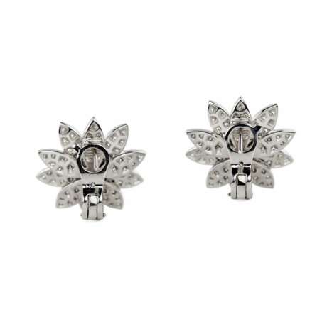 Lotus earrings, white gold with diamonds, in the form of blossoming lotus flowers. - Foto 3