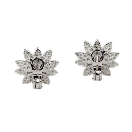 Boucles d`oreilles Lotus, or blanc avec diamants, en forme de fleurs de lotus en fleurs. - photo 3