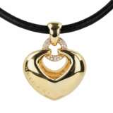 Золотой кулон с бриллиантами Bulgari, в виде сердца на каучуковом ремешке. - фото 2