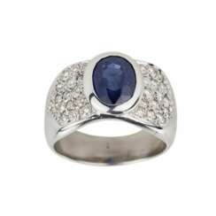 Gold 18K ring with sapphire and diamonds.