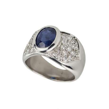 Gold 18K ring with sapphire and diamonds. - photo 2
