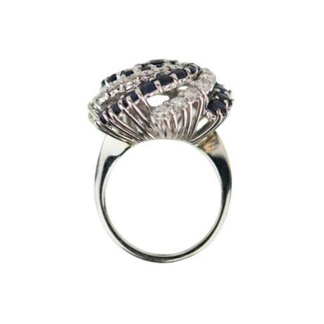 Золотое кольцо спиралевидной формы с сапфирами и бриллиантами. - фото 4