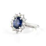 Gold ring with natural sapphire and diamonds - photo 2