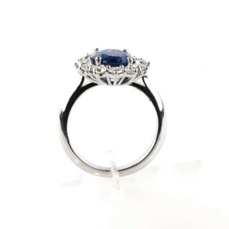 Gold ring with natural sapphire and diamonds - photo 4