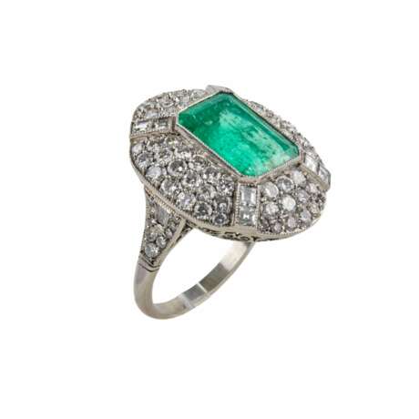 Коктейльное кольцо в стиле Арт-Деко, с изумрудом и бриллиантами. - фото 1
