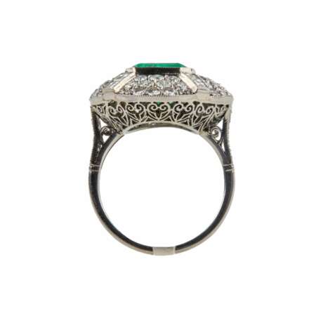 Коктейльное кольцо в стиле Арт-Деко, с изумрудом и бриллиантами. - фото 2