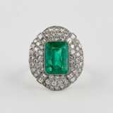 Art Deco cocktail ring with emerald and diamonds. - photo 4