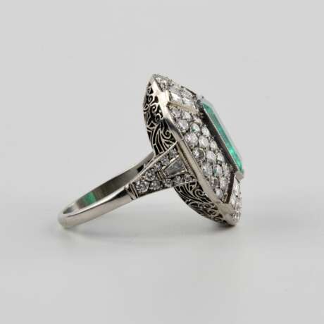 Коктейльное кольцо в стиле Арт-Деко, с изумрудом и бриллиантами. - фото 6