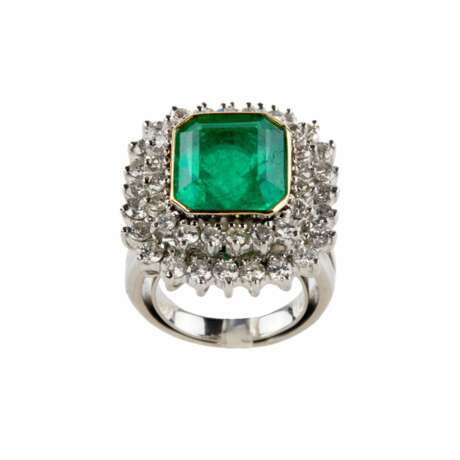 Platinum ring with emerald and diamonds. - photo 1