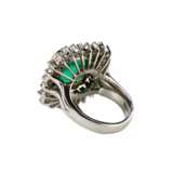 Platinum ring with emerald and diamonds. - photo 5