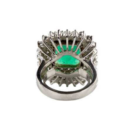 Platinum ring with emerald and diamonds. - photo 6