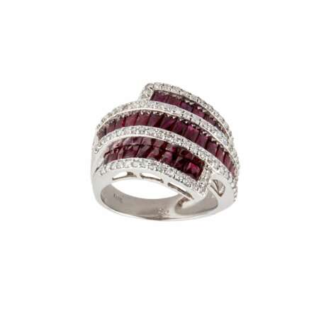 Gold ring with rubies and diamonds. - photo 1
