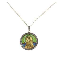 Un elegant pendentif en or sur chaîne avec la Vierge Marie sur vitrail emaille, dans un coffret ancien.