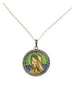 Broschen und Anstecknadeln. An elegant gold pendant on a chain with Our Lady on stained glass enamel, in an antique case.