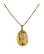 Ccolliers. Pendentif en or sur chaîne avec un rubis, dans son ecrin d`origine. Faberge, France.