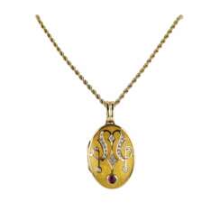 Pendentif en or sur chaîne avec un rubis, dans son ecrin d`origine. Faberge, France.