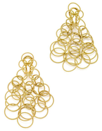 GIANMARIA BUCCELLATI | Yellow chiseled gold intertwined "Hawaii" pendant earrings, g 19.97 circa, length cm 6.80 circa. Signed and marked Gianmaria Buccellati, 18K Italy, 12 CO. In original pouch - photo 1