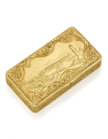 Yellow chiseled gold snuff box depicting a view of the port of Genoa, g 60.05 circa, length cm 7.50 circa. Northern Italy assay mark. - Foto 1