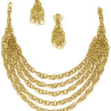 GIANMARIA BUCCELLATI | Yellow chiseled gold "Hawaii" jewellery set comprising cm 35.00 circa necklace with a five strand centerpiece and cm 7.40 circa intertwined pendant earrings, in all g 122.89 circa. Signed and marked Gianmaria Buccellati, 18K It - Foto 2