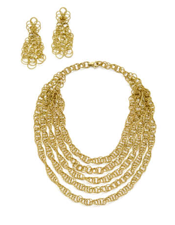 GIANMARIA BUCCELLATI | Yellow chiseled gold "Hawaii" jewellery set comprising cm 35.00 circa necklace with a five strand centerpiece and cm 7.40 circa intertwined pendant earrings, in all g 122.89 circa. Signed and marked Gianmaria Buccellati, 18K It - Foto 3