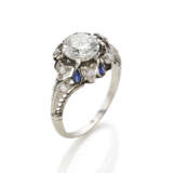 Round ct. 1.92 circa diamond, cabochon sapphire, huit huit diamond and platinum openwork ring, g 4.42 circa size 18.5/58.5. | | Appended short report CISGEM n. 26447IAA 24/11/2023, Milano - Foto 1