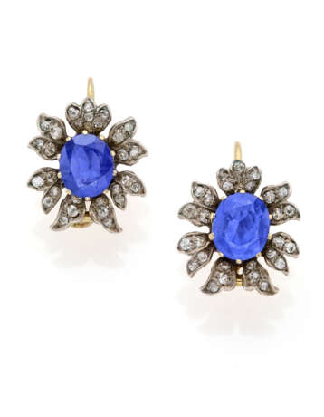 Oval ct. 2.60 circa and ct. 2.40 circa sapphire, old mine diamond, yellow gold and silver floral shaped earrings, diamonds in all ct. 0.60 circa, g 12.53 circa, length cm 2.40 circa. | | Appended short report CISGEM n. 27580 22/04/2024, Milano - фото 1