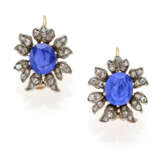 Oval ct. 2.60 circa and ct. 2.40 circa sapphire, old mine diamond, yellow gold and silver floral shaped earrings, diamonds in all ct. 0.60 circa, g 12.53 circa, length cm 2.40 circa. | | Appended short report CISGEM n. 27580 22/04/2024, Milano - photo 2