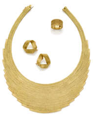 GIANMARIA BUCCELLATI | Yellow chiseled gold braided jewellery set comprising cm 34.50 circa flat necklace with tapered ends, cm 2.20 circa ribbon earrings and size 13/53 band ring, in all g 206.42 circa. Signed and marked Gianmaria Buccellati, 18K It