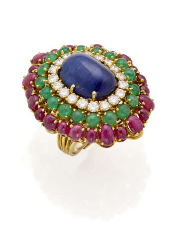 Cabochon ct. 19.00 circa sapphire, emerald, ruby and diamond yellow gold ring convertible into a brooch, diamonds in all ct. 1.90 circa, g 38.06 circa, length cm 3.9 circa size 11/51. Marked 1647 AL. (slight defects) - фото 1