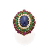 Cabochon ct. 19.00 circa sapphire, emerald, ruby and diamond yellow gold ring convertible into a brooch, diamonds in all ct. 1.90 circa, g 38.06 circa, length cm 3.9 circa size 11/51. Marked 1647 AL. (slight defects) - Foto 3