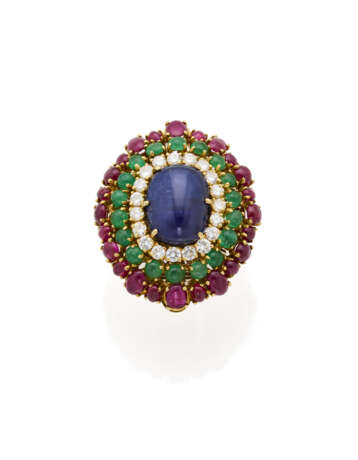 Cabochon ct. 19.00 circa sapphire, emerald, ruby and diamond yellow gold ring convertible into a brooch, diamonds in all ct. 1.90 circa, g 38.06 circa, length cm 3.9 circa size 11/51. Marked 1647 AL. (slight defects) - photo 3