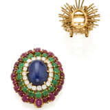 Cabochon ct. 19.00 circa sapphire, emerald, ruby and diamond yellow gold ring convertible into a brooch, diamonds in all ct. 1.90 circa, g 38.06 circa, length cm 3.9 circa size 11/51. Marked 1647 AL. (slight defects) - фото 4