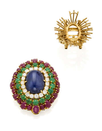 Cabochon ct. 19.00 circa sapphire, emerald, ruby and diamond yellow gold ring convertible into a brooch, diamonds in all ct. 1.90 circa, g 38.06 circa, length cm 3.9 circa size 11/51. Marked 1647 AL. (slight defects) - photo 4