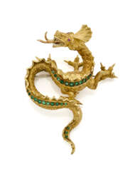 Emerald and yellow gold dragon shaped brooch, rubies for the eyes, g 26.68 circa, length cm 6.20 circa. Marked 582 MI.
