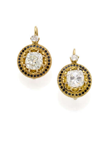 Old mine ct. 1.76 and ct. 1.47 diamond and enamel yellow chiseled gold earrings accented with two smaller diamonds, in all ct. 3.30 circa, g 5.18 circa, length cm 1.7 circa. Northern Italy hallmarks. | | Appended short report CISGEM n. 26446 24/11/ - photo 1