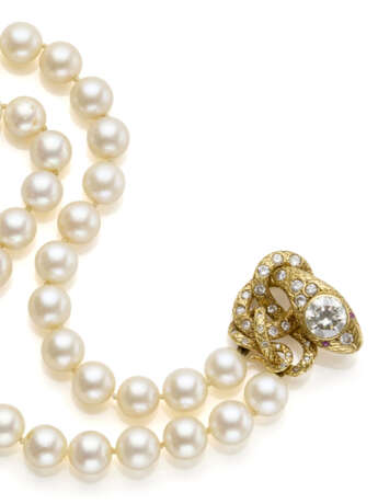Two strand pearl necklace with diamond and chiseled yellow gold snake shaped clasp, rubies for the eyes, ct. 2.60 circa main diamond, in all ct. 3.50 circa, g 103.13 circa, length cm 38.0 circa. Signed MR. - Foto 1