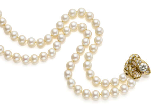 Two strand pearl necklace with diamond and chiseled yellow gold snake shaped clasp, rubies for the eyes, ct. 2.60 circa main diamond, in all ct. 3.50 circa, g 103.13 circa, length cm 38.0 circa. Signed MR. - Foto 4