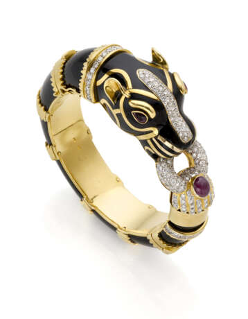 Black enamel, diamonds, cabochon ruby and yellow gold panther shaped openable bangle bracelet, diamonds in all ct. 3.50 circa, g 151.02 circa, diam. cm 5.0 circa. - фото 1