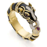 Black enamel, diamonds, cabochon ruby and yellow gold panther shaped openable bangle bracelet, diamonds in all ct. 3.50 circa, g 151.02 circa, diam. cm 5.0 circa. - Foto 1
