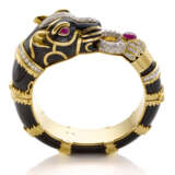 Black enamel, diamonds, cabochon ruby and yellow gold panther shaped openable bangle bracelet, diamonds in all ct. 3.50 circa, g 151.02 circa, diam. cm 5.0 circa. - Foto 3