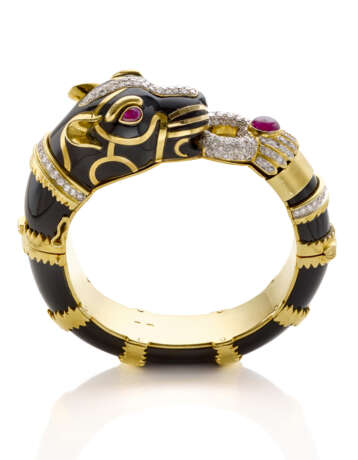 Black enamel, diamonds, cabochon ruby and yellow gold panther shaped openable bangle bracelet, diamonds in all ct. 3.50 circa, g 151.02 circa, diam. cm 5.0 circa. - фото 3