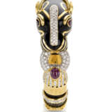 Black enamel, diamonds, cabochon ruby and yellow gold panther shaped openable bangle bracelet, diamonds in all ct. 3.50 circa, g 151.02 circa, diam. cm 5.0 circa. - Foto 4