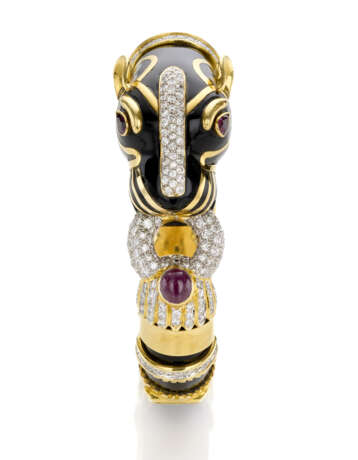 Black enamel, diamonds, cabochon ruby and yellow gold panther shaped openable bangle bracelet, diamonds in all ct. 3.50 circa, g 151.02 circa, diam. cm 5.0 circa. - Foto 4