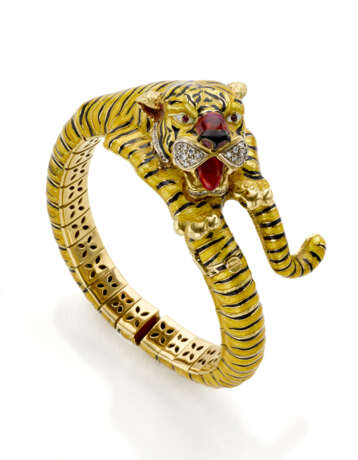 FRASCAROLO | Enamel, diamond and yellow gold tiger shaped openable bangle bracelet with rubies for the eyes, diamonds in all ct. 0.40 circa, g 114.55 circa, diam. cm 6 circa. Marked FC modèle deposé, 347 AL, 18K, made Italy. - photo 1