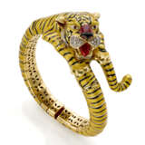 FRASCAROLO | Enamel, diamond and yellow gold tiger shaped openable bangle bracelet with rubies for the eyes, diamonds in all ct. 0.40 circa, g 114.55 circa, diam. cm 6 circa. Marked FC modèle deposé, 347 AL, 18K, made Italy. - photo 2
