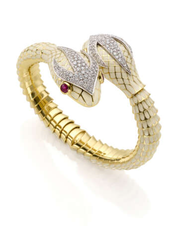 White enamel, yellow gold and platinum snake shaped bangle bracelet, rubies for the eyes, diamonds in all ct. 2.80 circa, g 117.82 circa. - Foto 1