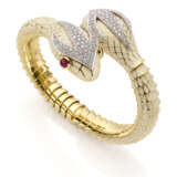 White enamel, yellow gold and platinum snake shaped bangle bracelet, rubies for the eyes, diamonds in all ct. 2.80 circa, g 117.82 circa. - Foto 1