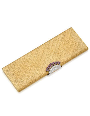 Yellow chiseled gold cigarette case accented with diamond, ruby and white gold clasp, diamonds in all ct. 0.70 circa, with black velvet cover, g 171.52 circa, length cm 15.0, width cm 5.3 circa. (slight defects) - photo 1